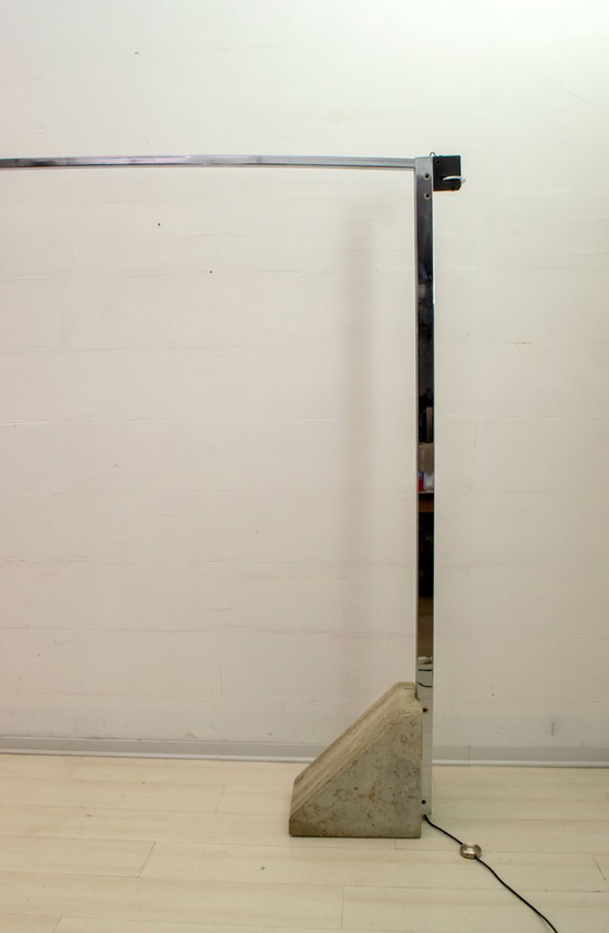 Image 1 of Mid Century Modern Italienische Stehleuchte aus Stahl und Travertin, 1970er Jahre