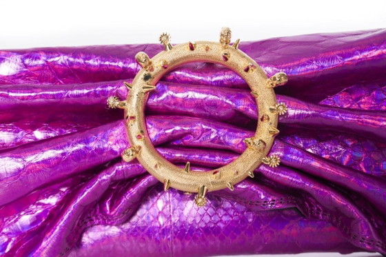 Image 1 of Maison Du Posh, Clutch aus metallisch schimmerndem Schlangenleder in Rosa