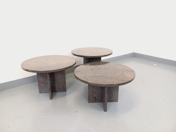 Image 1 of Set van drie vintage, in elkaar passende ronde salontafels van graniet uit de jaren 70 en 80.