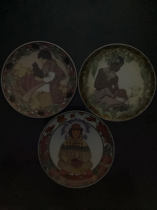 Villeroy & Boch Wandborden Set- 3x UNICEF Childern of the World  (Nr. 3,6,9 )ontwerper Karin Blume. Vintage Porselein.