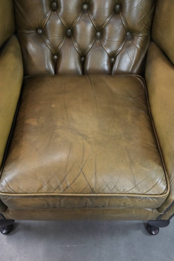 Image 1 of Poltrona Chesterfield con schienale alto in pelle di mucca verde muschio in stile inglese, rifinita con chiodi decorativi