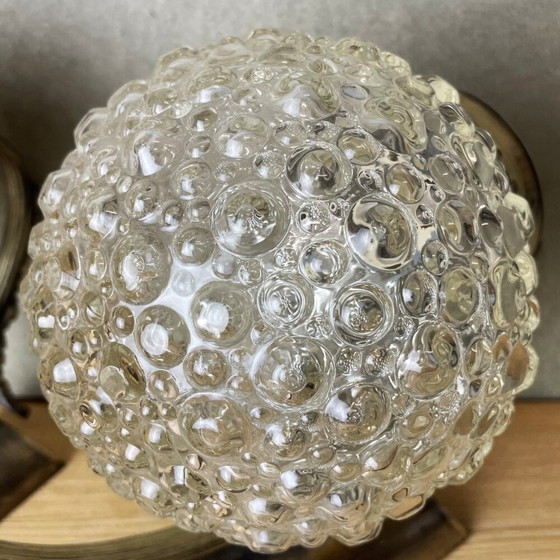 Coppia di applique da parete portoghesi vintage in ottone decorato e vetro a bolle, anni '70. – Glass (photo 6 of 11)