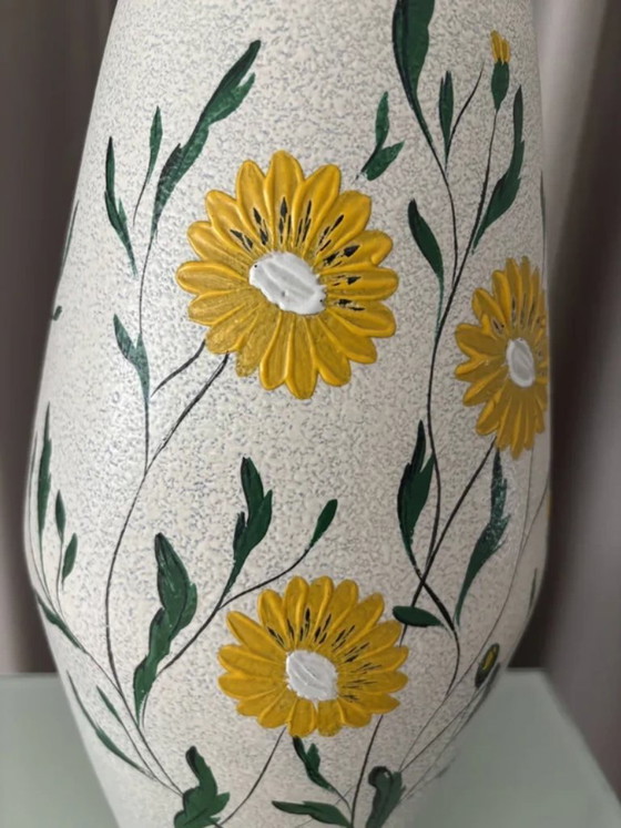 Grand vase à marguerites peint à la main – west Germany, Ceramic (photo 7 of 9)