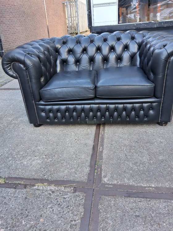 Conjunto de sofás Chesterfield de cuero negro 3+2+1, fabricado en Inglaterra. – Salvale Design (photo 11 of 12)
