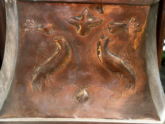 Image 1 of Fregadero francés de cobre con motivo de pájaro en relieve y grifo de latón - siglo XIX