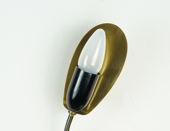 Image 1 of paar wandlampen uit de jaren 50 in mid-century stijl, gemaakt van messing en zwart metaal.