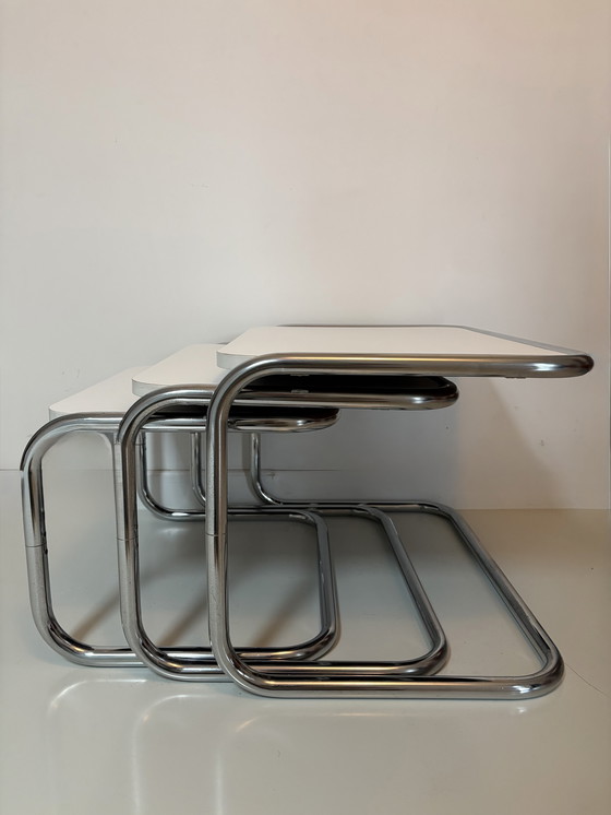 Image 1 of Tables gigognes de style Bauhaus avec cadre tubulaire chromé