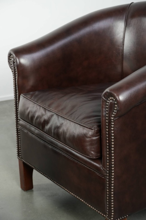 Image 1 of 2 Club-Sessel aus dunkelbraunem Rindsleder in gutem Zustand mit zeitlosem und stilvollem Design im englischen Stil.