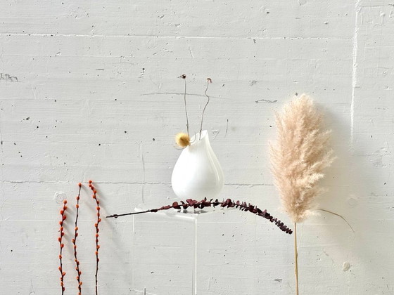 Image 1 of Jarrón de cristal opalino de mediados de siglo, con forma orgánica de lágrima.