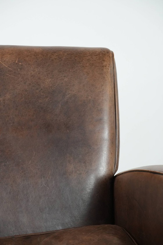 Image 1 of Sillón de piel de oveja con hermosas formas redondas y un diseño elegante.