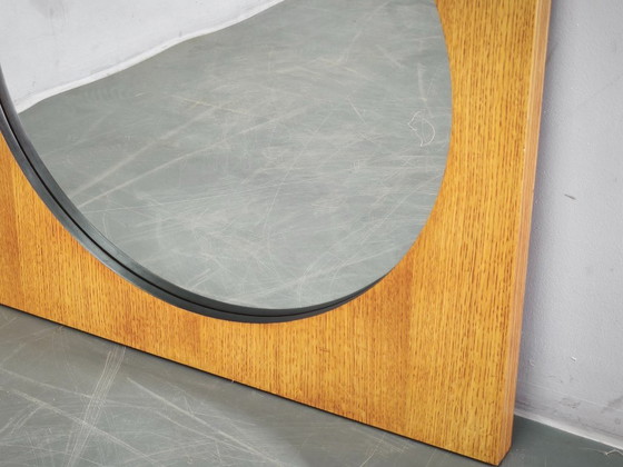 Specchio quadrato vintage ceco in impiallacciatura di rovere con vetro circolare, anni '70 – Legno (photo 5 of 10)