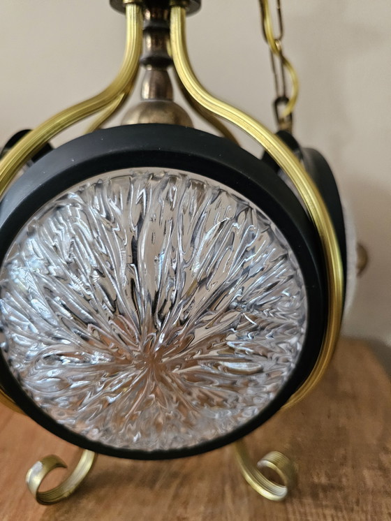 Image 1 of Lampada a sospensione vintage in ottone e nero con 4 paralumi in vetro