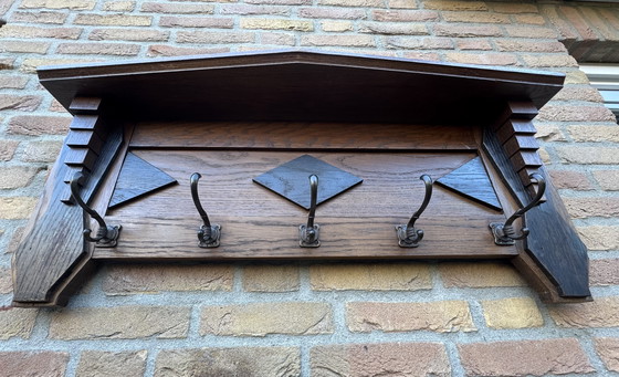 Image 1 of Porte-manteau de l'école d'Amsterdam | vers 1920 | Chêne massif | Une pièce qui attire tous les regards