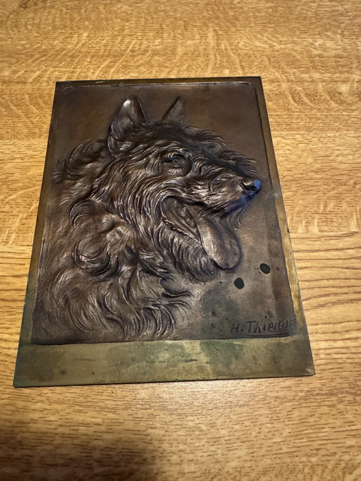 Bronzen plaquette van een hondenkop (door H. Thierer)