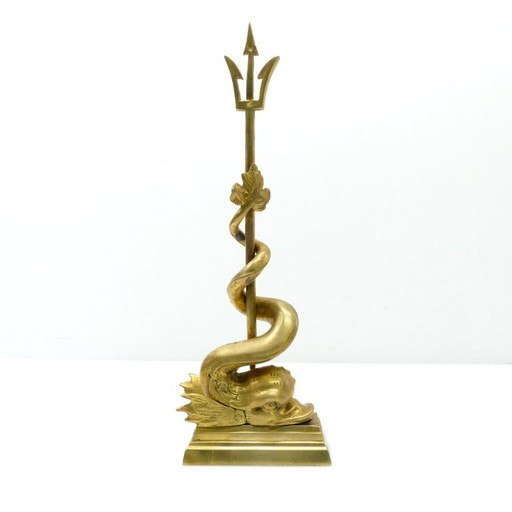Grand cale-porte dauphin au trident de Neptune en laiton patiné – Europe, XXe siècle – decoratieve objecten, Brass