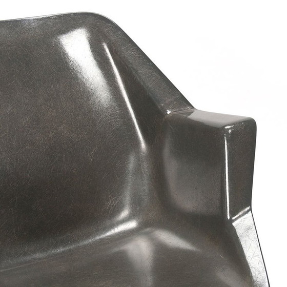 Image 1 of Wim Rietveld y Andre Cordemeyer modelan el sillón 416