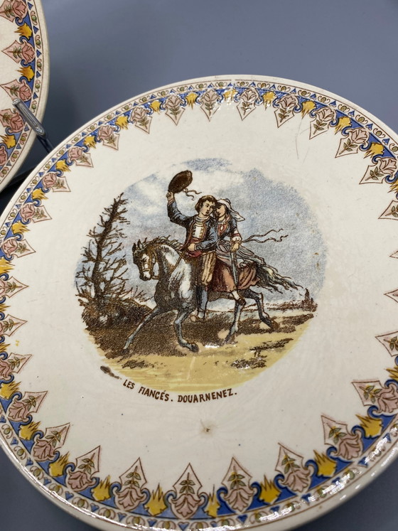 4 piatti in maiolica di Sarreguemines, scene bretoni, fine XIX secolo – Oggetti decorativi (photo 6 of 8)