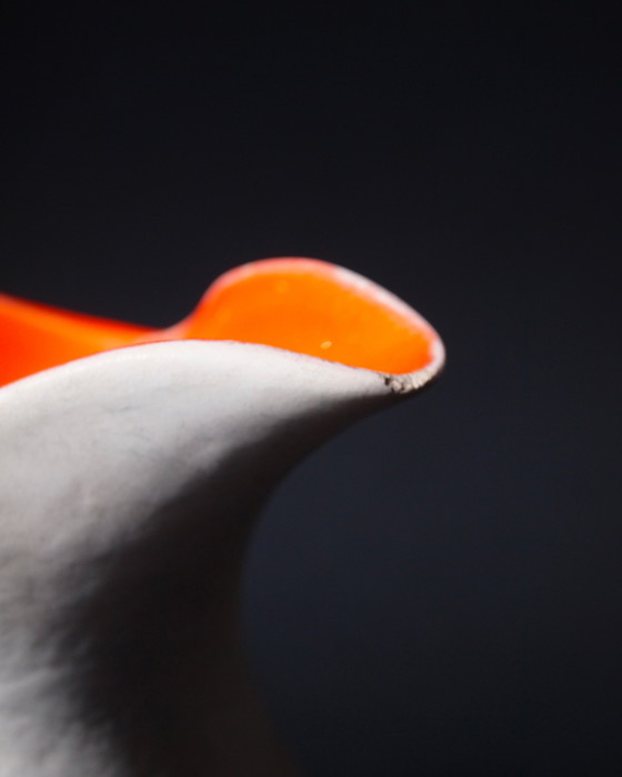 Image 1 of Jarra de cerámica firmada, esmaltada en blanco satinado y naranja brillante en el interior.