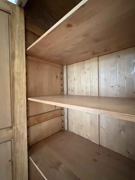 Image 1 of Prachtige, grote en stijlvolle grenen houten kast. 