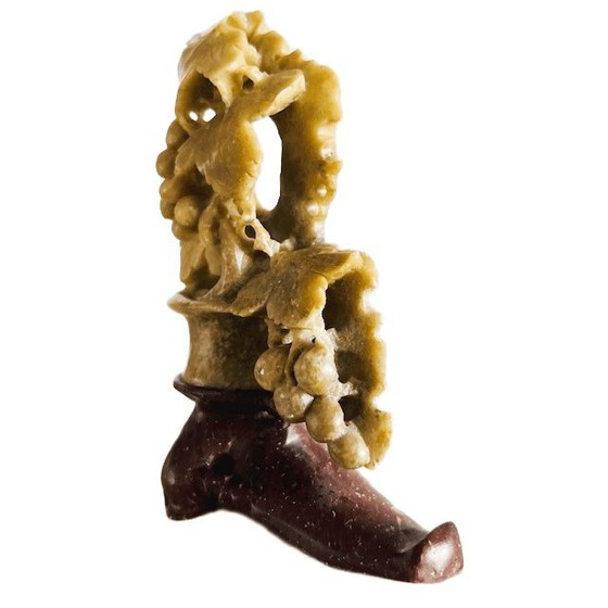 Image 1 of Figurine vintage chinoise en stéatite sculptée à la main représentant une grappe de raisin avec feuilles et raisins, années 1960