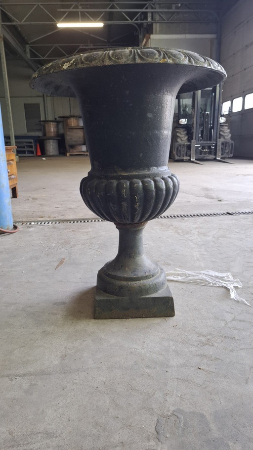 Grand vase en fonte sur pied | 76 cm de haut | 2 pièces