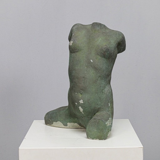 Betonnen sculptuur van een vrouwelijk torso van Francine Govers, Nederland, jaren 1990.