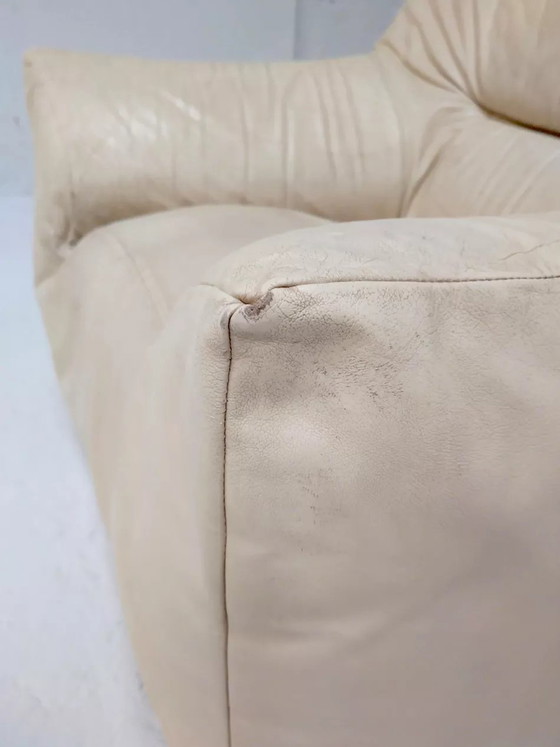 Image 1 of Crèmekleurige fauteuil van leer en schuim