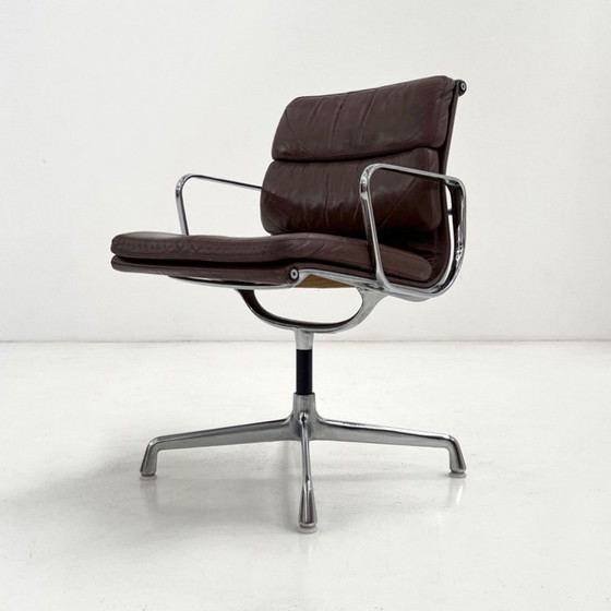 Image 1 of Bruine leren EA208 Softpad bureaustoel van C. & R. Eames voor Herman Miller, jaren 70.