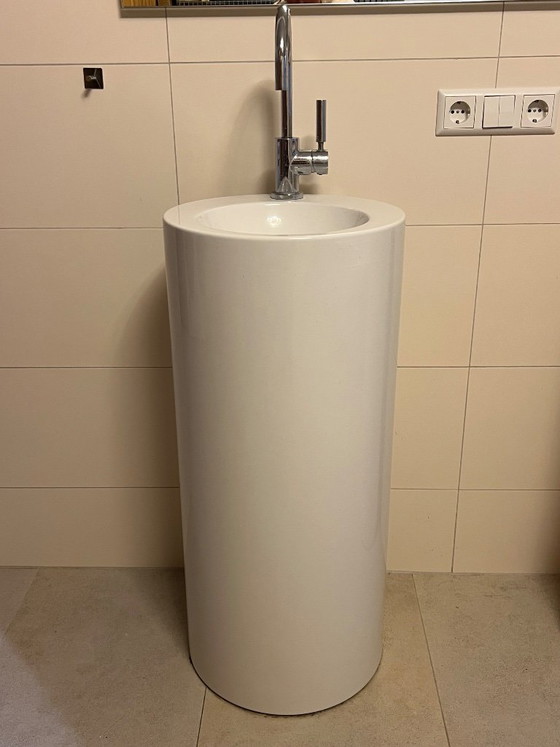 Image 1 of 2 lavabos Alape blancos de 40 cm con grifería monomando Dornbracht Tara.