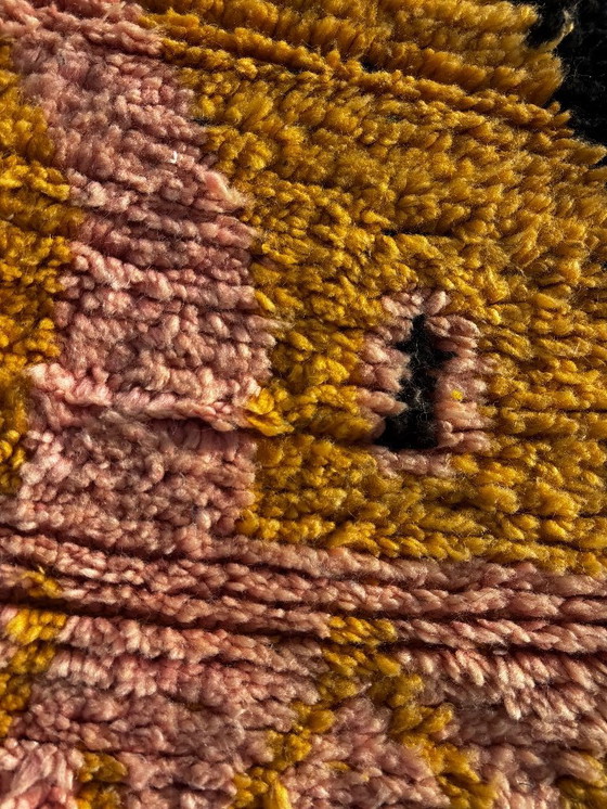 Image 1 of Tapis marocain moderne en laine 160x260 cm – Tapis berbère fait main avec motif abstrait jaune et rose.