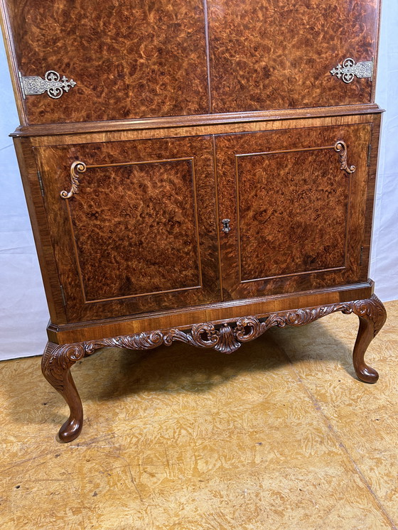Image 1 of Mid-20th Century Burr Walnut Drinks Cabinet - Art Deco Eleganz trifft Queen Anne Charme