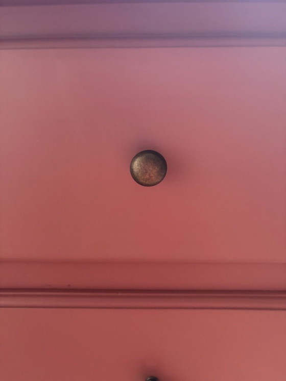 Image 1 of Cassettiera vintage rosa/viola con pomelli in ottone