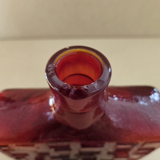 Image 1 of Vintage Italienische Rote Glas Karaffe mit Stopfen Empoli Glass 1960er-70er Jahre Dekoobjekt Relief geometrische Formen
