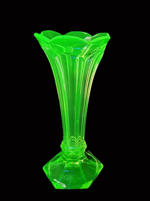 Art Deco - Vase of uranium glass