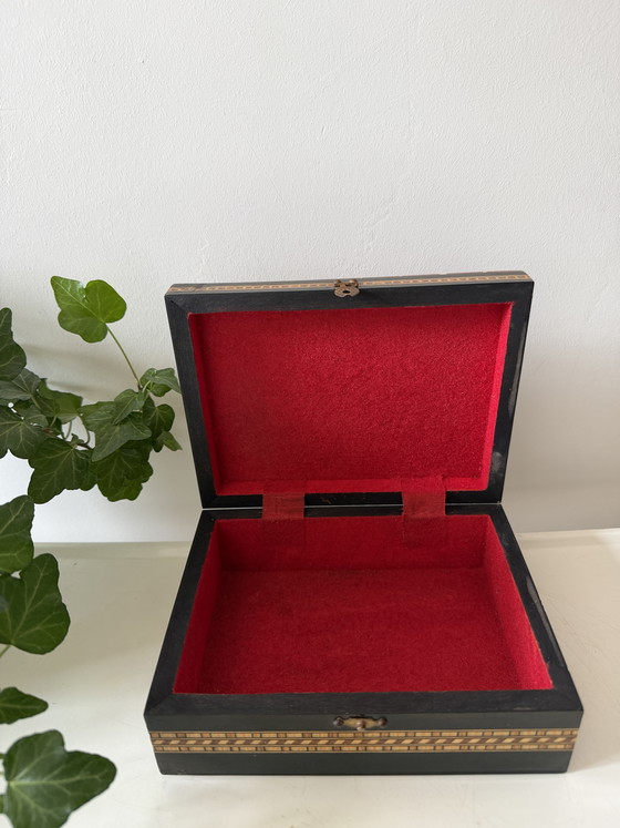 Image 1 of Boîte de rangement en bois à motif incrusté