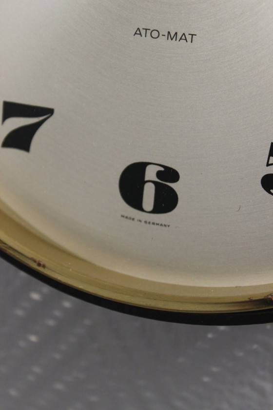 Image 1 of Pendule murale vintage Junghans laiton cadre cuir ceinture design moderniste 1970s