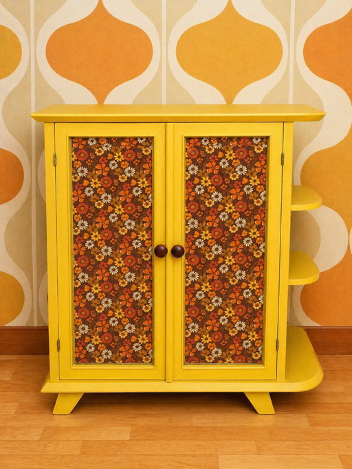 Mueble bar vintage reciclado en color amarillo con estampado floral – estilo años 70