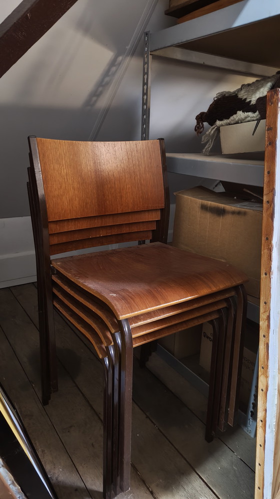 Image 1 of Set aus vier stapelbaren französischen Schulstühlen aus Teakholz mit Metallgestell