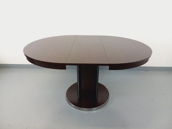 Image 1 of Table ronde de repas vintage en bois d’ébène et métal chromé style Space Age / Diner des années 70 avec rallonge intégrée