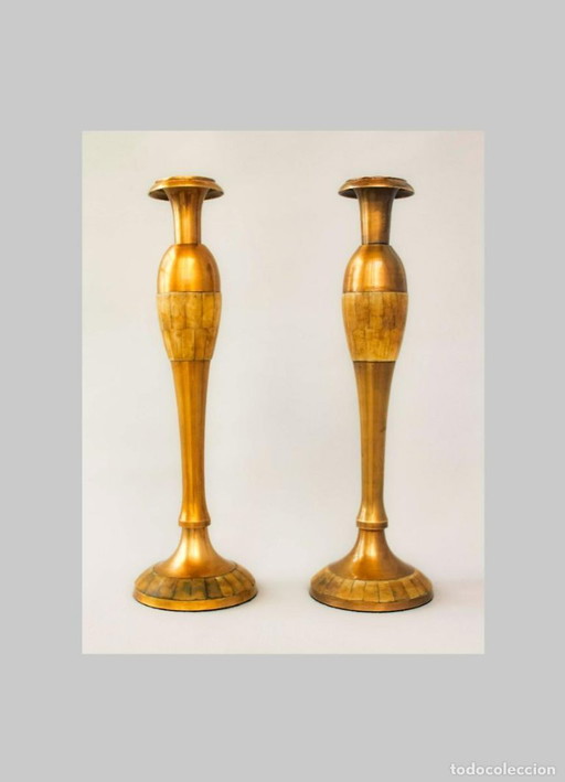 Pareja de candelabros originales de bronce decorados a mano. Candelabros antiguos. Portavelas antiguos.  Pareja única. Candelero