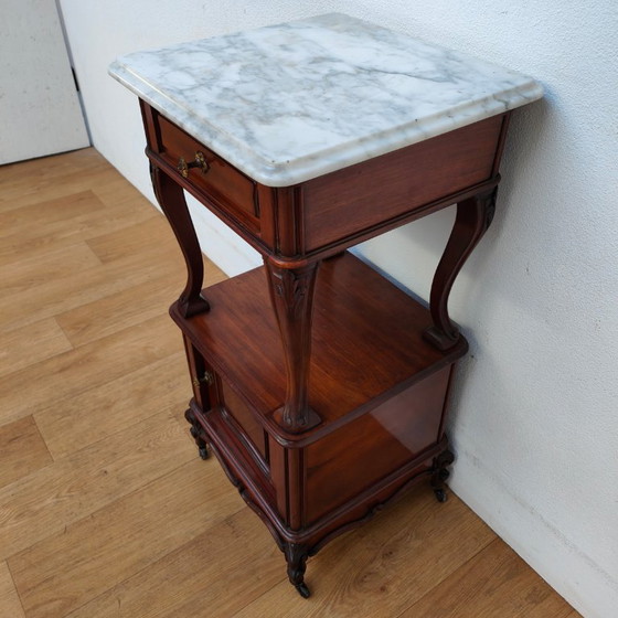 Image 1 of Table de chevet ancienne vintage avec plateau en marbre