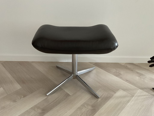 Repose-pieds au design moderne, en chrome et cuir