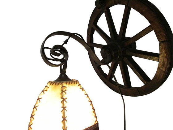 Image 1 of Lampada a forma di ruota di carro degli anni '70 con paralume in pelle.