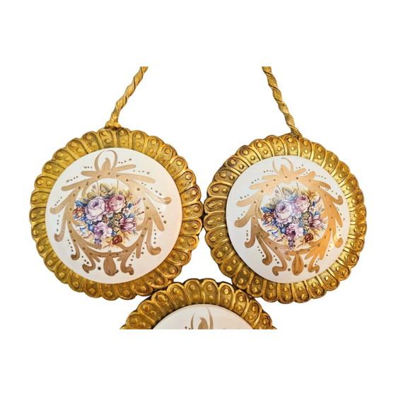 Image 1 of Arte murale in ottone vintage di Saraya Abden – Fatta a mano in Egitto – Piatti in ceramica floreale – 54x26 cm