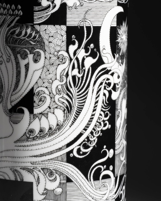 Image 1 of Hollóháza Porzellan, 26 cm hohe Vase mit schwarz-weißer Grafik und Goldakzenten, Ungarn