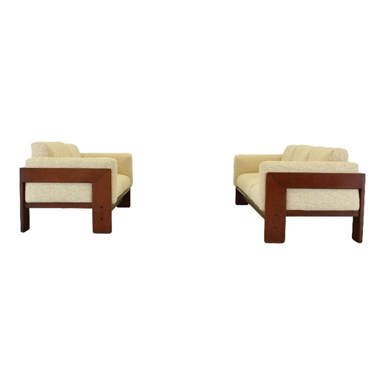 Image 1 of Sofá de tres plazas "Bastiano" restaurado en bouclé blanco roto y nogal, de Afra y Tobia Scarpa para Gavina, 1966