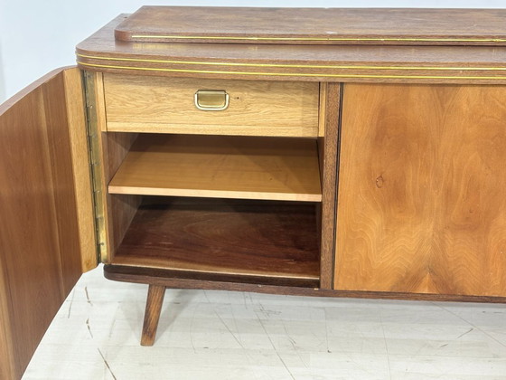 Image 1 of Buffet vintage de luxe – Buffet style milieu du siècle avec détails dorés et bois précieux