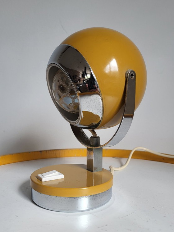 Image 1 of Lampe de table en forme d'œil, style futuriste, couleur jaune mat et finition chromée, années 1960
