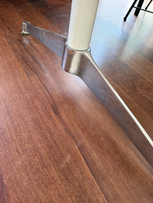 Mesa Herman Millar de Vitra Eames