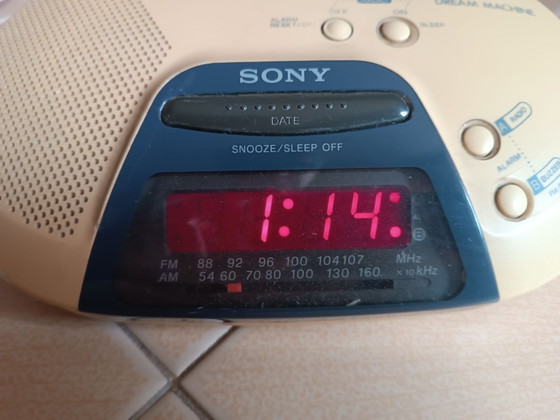 Sony vintage 80s alarm clock radio, Plastic, Beige (photo 2 of 6)